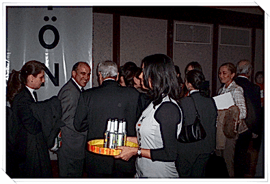 Fuar Organizasyonu broşür dağıtım elemanı